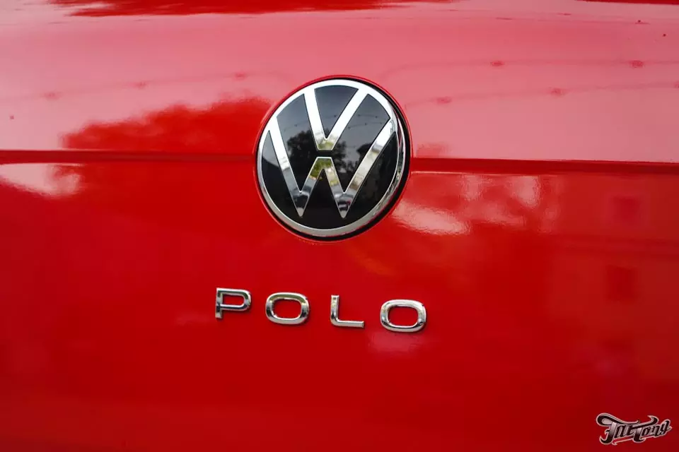 VW Polo. Оклейка кузова в красный глянец!